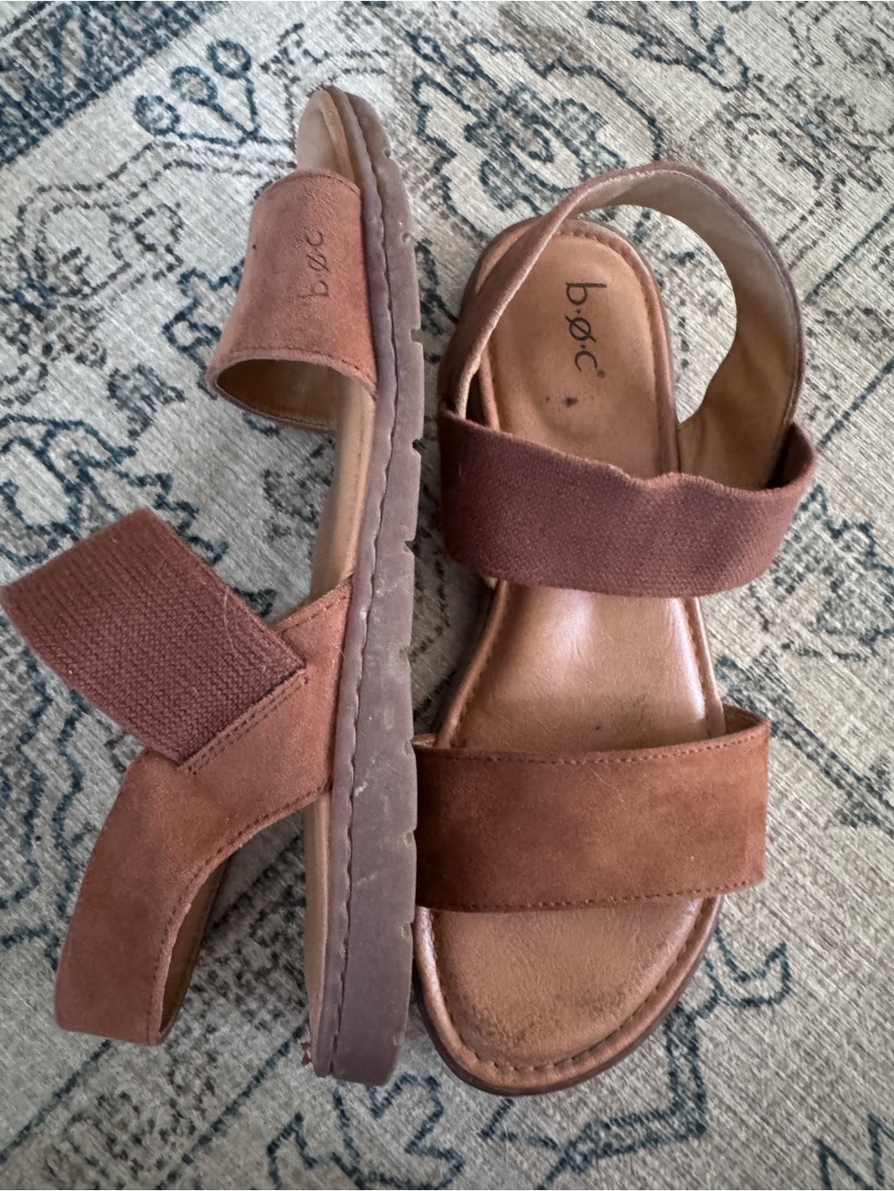b.o.c. Womens Brown Suede Elastic Strap Sandals